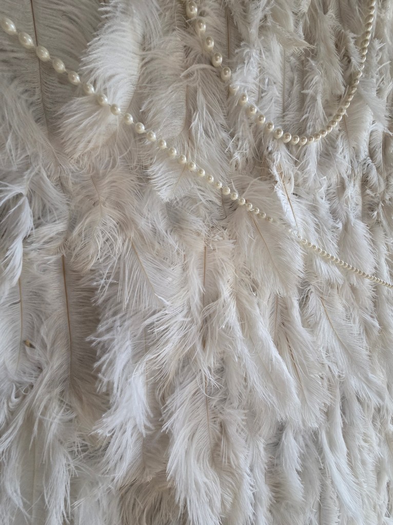 Feather luxe luxusná pierková fotostena na svadbe.