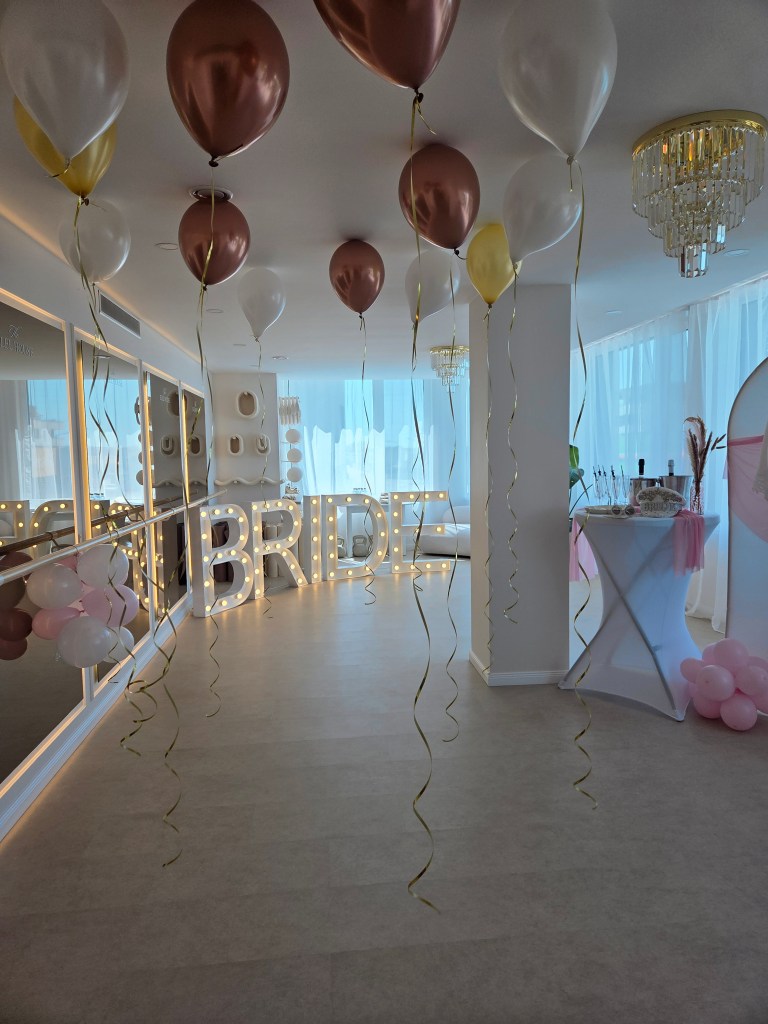 Led písmená, nápis BRIDE na rozlúčke so slobodou v Elel House, Bratislava-Rovinka.