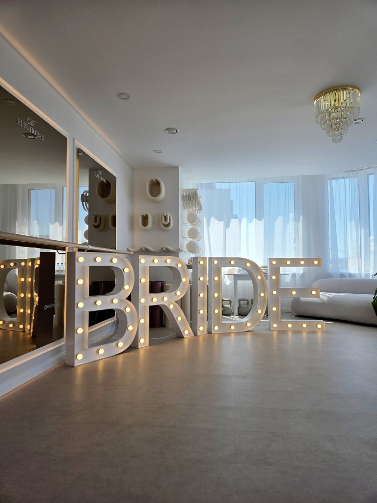 Svietiaci nápis BRIDE na rozlúčke so slobodou v Elel House, Rovinka.