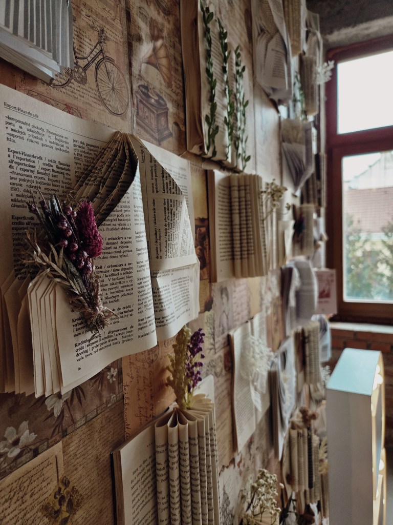 The story wall knižná fotostena na svadbe.