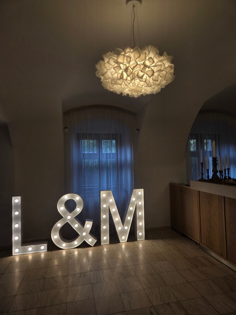 Led iniciály L & M na svadbe, Castel Mierovo.