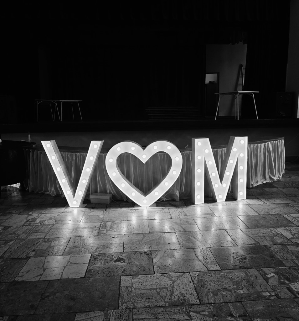 Led iniciály V srdce M, 1 meter vysoké na svadbe v kultúrnom dome, Keť.