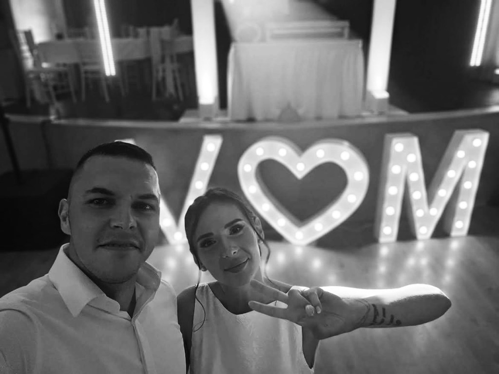 LED iniciály V srdce M na svadbe v Dolnom Oháji.