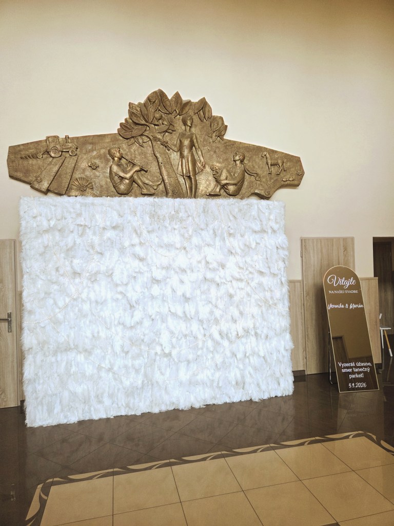 Pierková fotostena The Feather luxe na svadbe v Kultúrnom dome, Dolný Oháj.