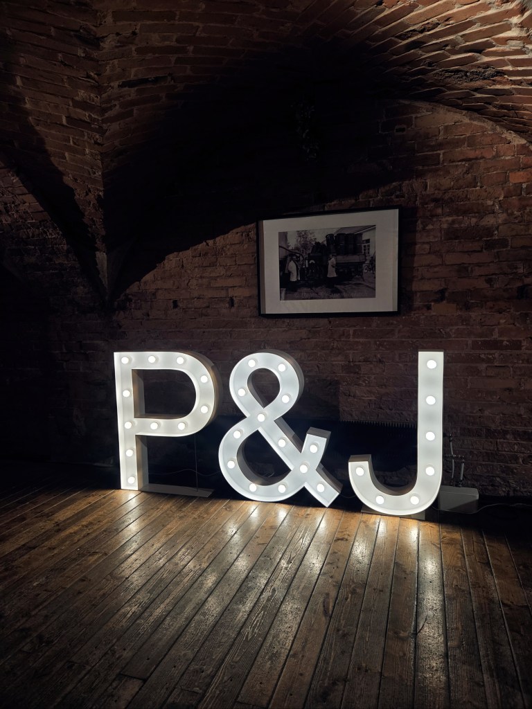 Svietiace led iniciály P J so srdiečkom na svadbe, Vajnory.