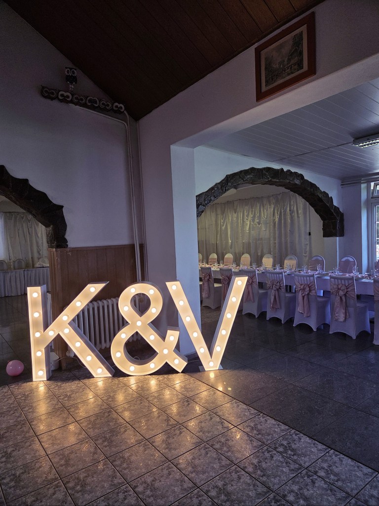 Svietiace písmená K & V na svadbe v Rišňovciach.