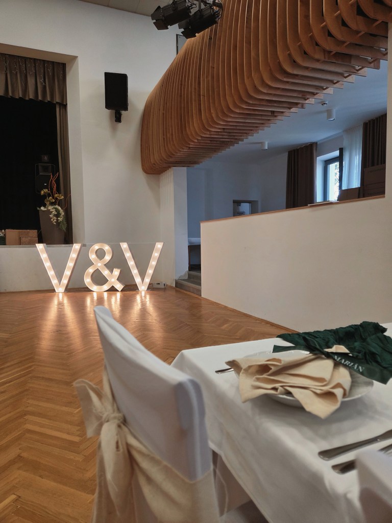 Svietiace písmená V & V na svadbe v Kultúrnom dome, Voderady.