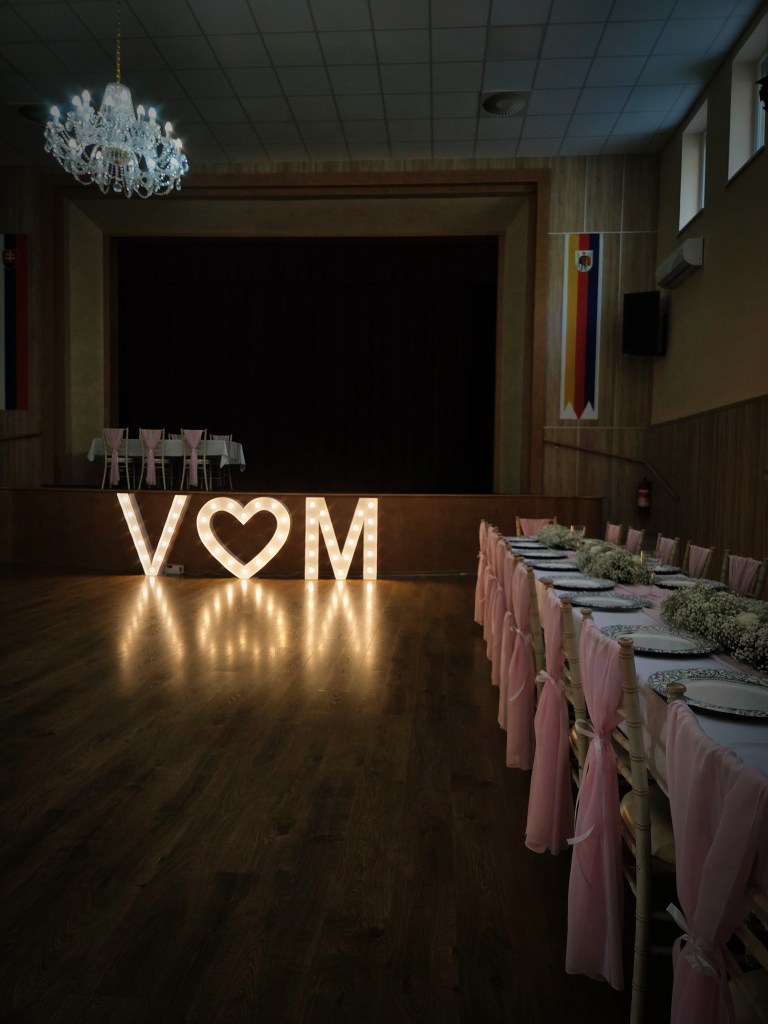 Veľké led písmená V srdce M na tanečnom parkete na svadbe v Kultúrnom dome, Dolný Oháj.