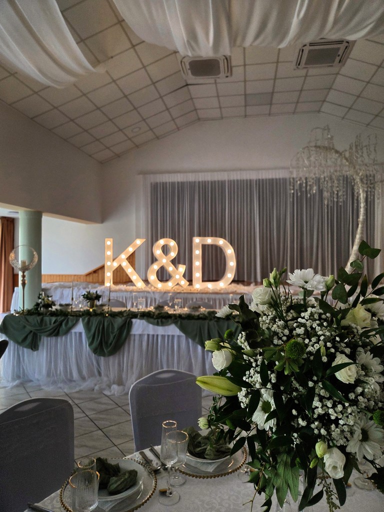 Veľké svietiace písmená K & D na svadbe v Kultúrnom dome, Nemčice.