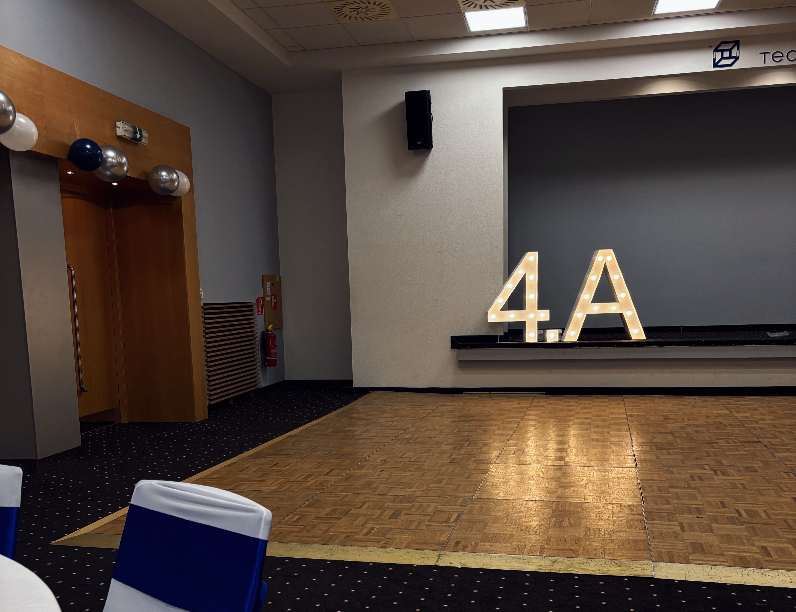Svietiace písmená 4.A na stužkovej v Bratislave, hotel Technopol.
