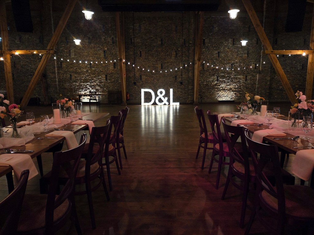 Led iniciály D&L na svadbe v Rakúsku, Karolinenhof farm.