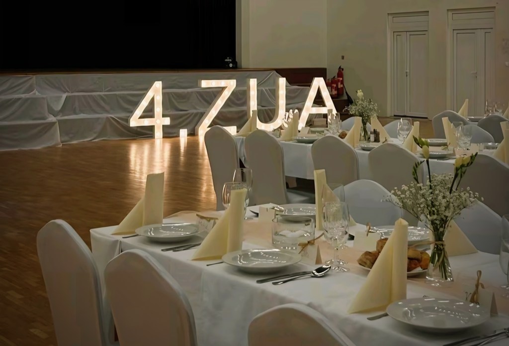 Svietiace písmená 4.ZUA na stužkovej v Trenčíne.
