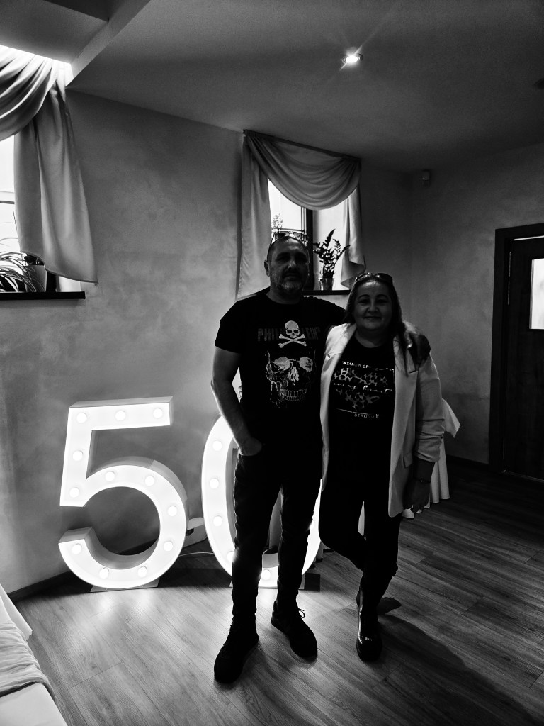 Svietiace číslice 50 na oslave narodenín v Nitre, Mikov dvor.