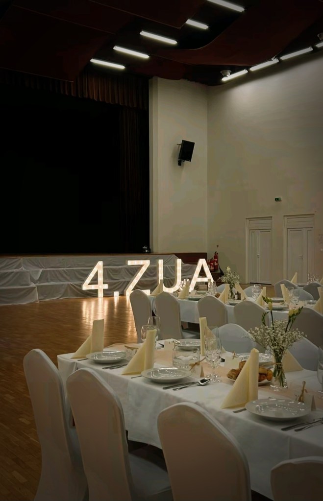 Svietiace písmená 4 bodka ZUA na stužkovej v Trenčíne.