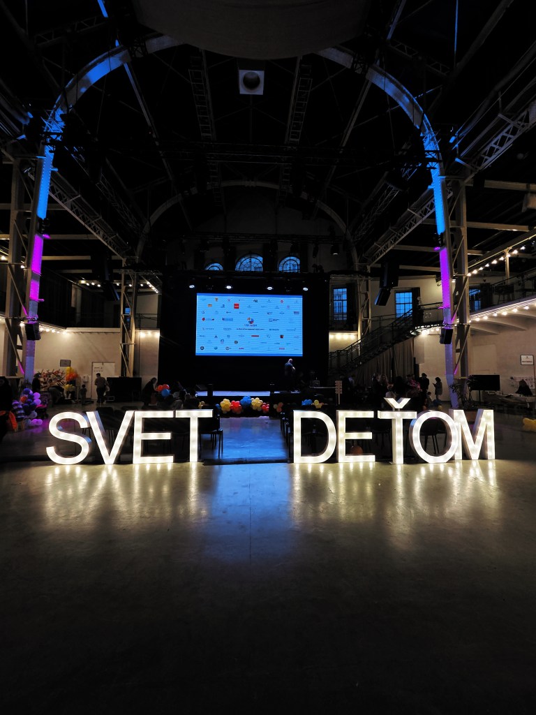 Svietiaci nápis SVET DEŤOM na detskom festivale, Stará Tržnica, Bratislava.